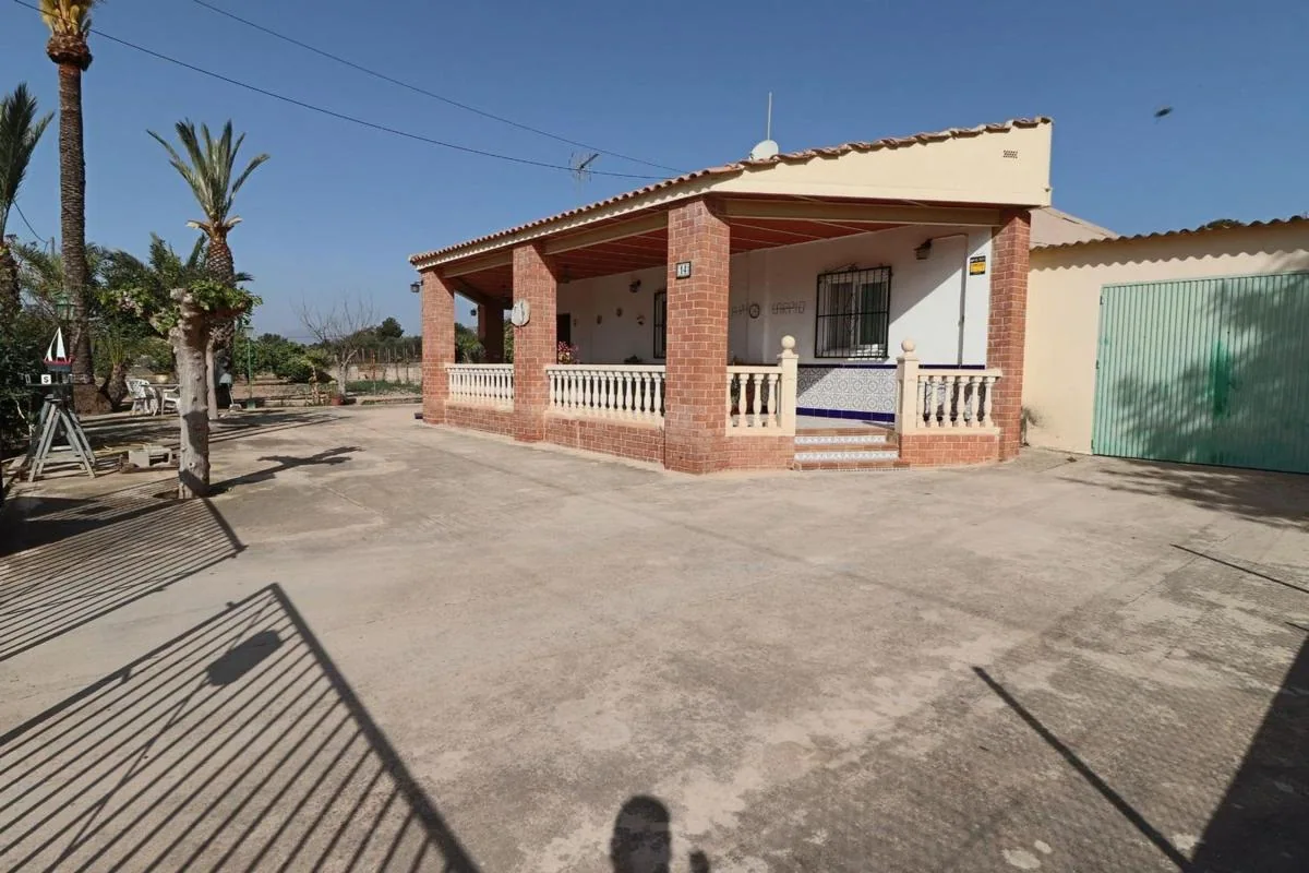 Legalised house on a rustic plot in Pueblo Levante