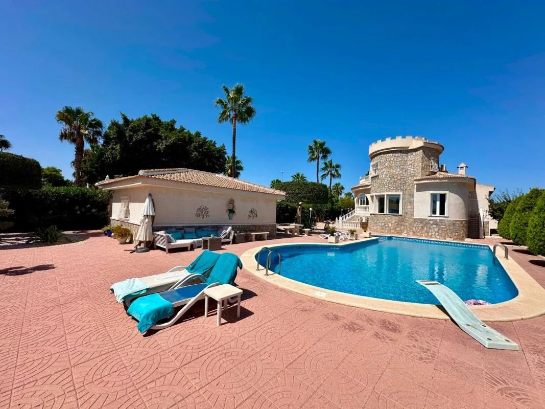 Villa with guest house and large pool in Doña Pepa