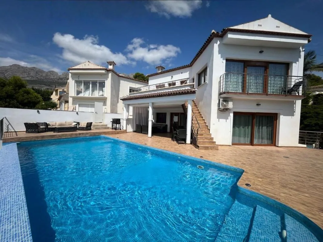 Două vile de lux lângă terenul de golf în Altea