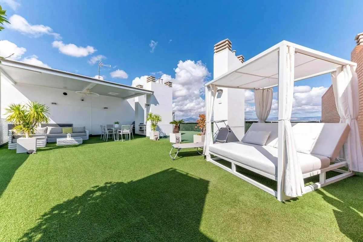 Реновиран мезонет с голяма тераса в Playa San Juan