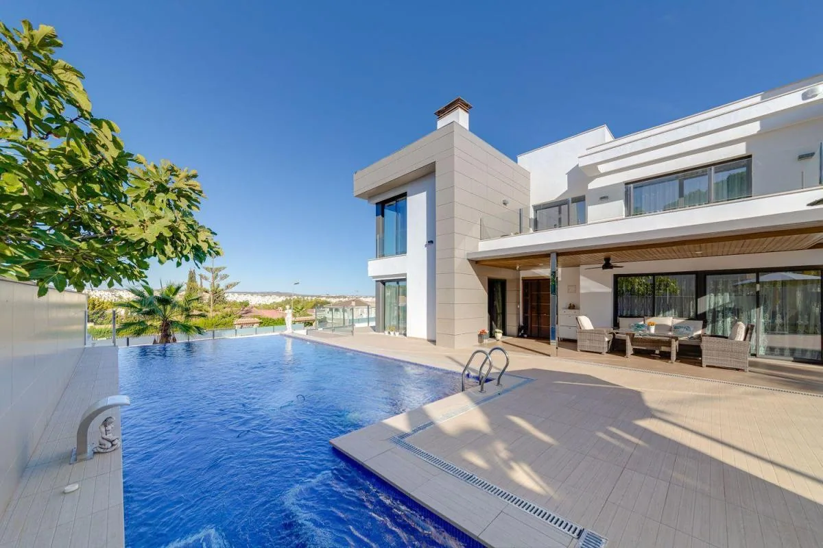 Współczesna willa z prywatnym basenem w Los Balcones, Torrevieja