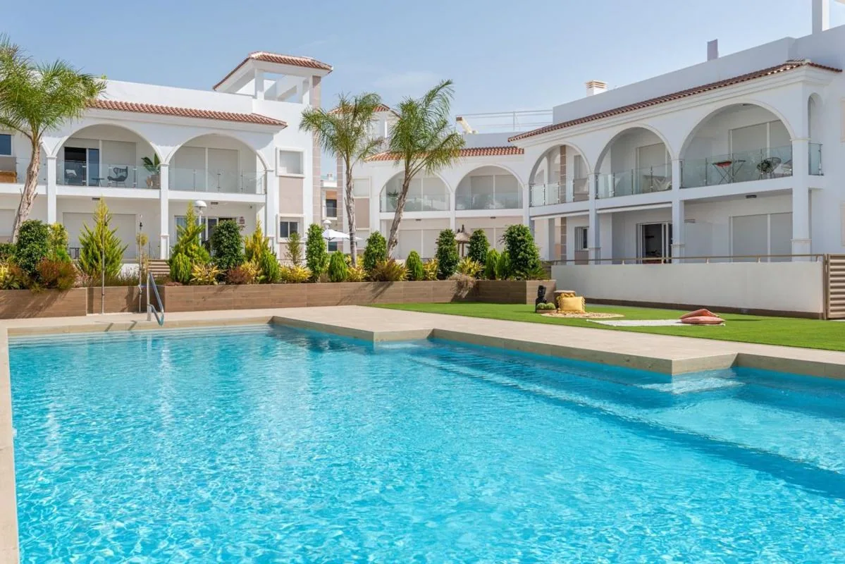 Penthouse with large solarium, jacuzzi and pool in Pueblo Bravo