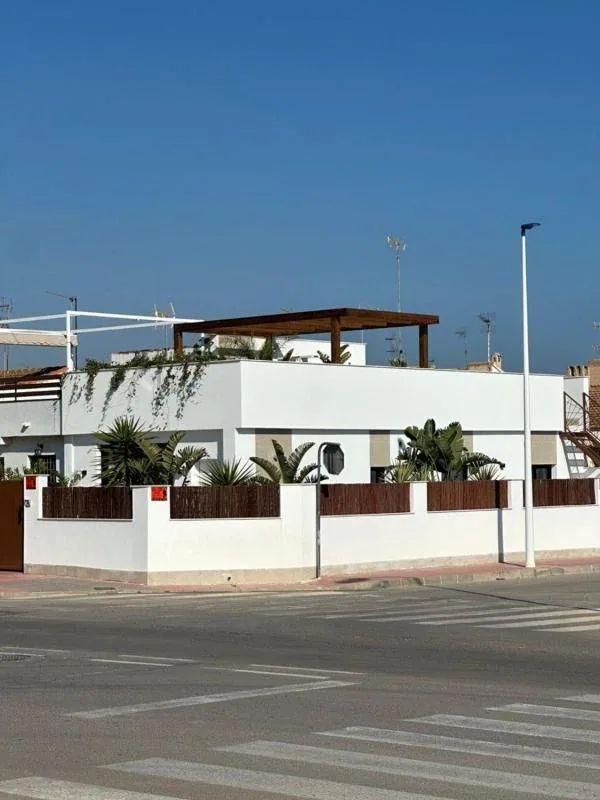 Реновирана ъглова къща с басейн в Santiago de la Ribera