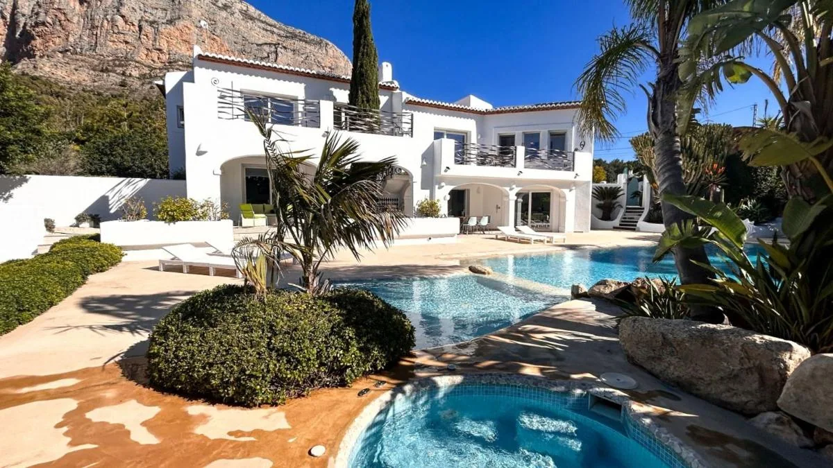 Ibiza-stijl villa met zwembad en tennisbaan in Montgó, Jávea